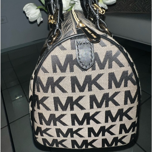 MK black sign canvas/leather Original Almost new!Excellent condition - Picture 2 of 2